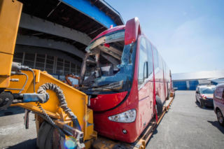 Polski autokar na policyjnym parkingu po wypadku na Węgrzech