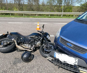 Wypadek w Rudniku na DK9. 77-latek zderzył się z motocyklistą. 36-latek trafił do szpitala