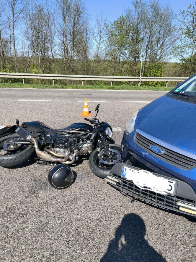 Wypadek w Rudniku na DK9. 77-latek zderzył się z motocyklistą. 36-latek trafił do szpitala