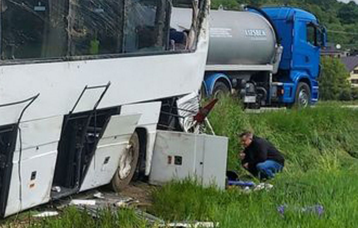 Autobus z dziećmi wyleciał z trasy. Liczba rannych w wywpadku Roztoce wzrosła