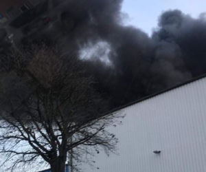 Potężny pożar hali z meblami koło Turku