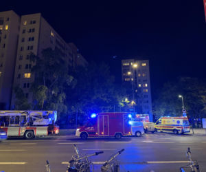 Nocny pożar mieszkania w Warszawie. Dwie osoby w szpitalu, ewakuowano mieszkańców