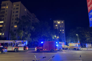 Nocny pożar mieszkania w Warszawie. Dwie osoby w szpitalu, ewakuowano mieszkańców