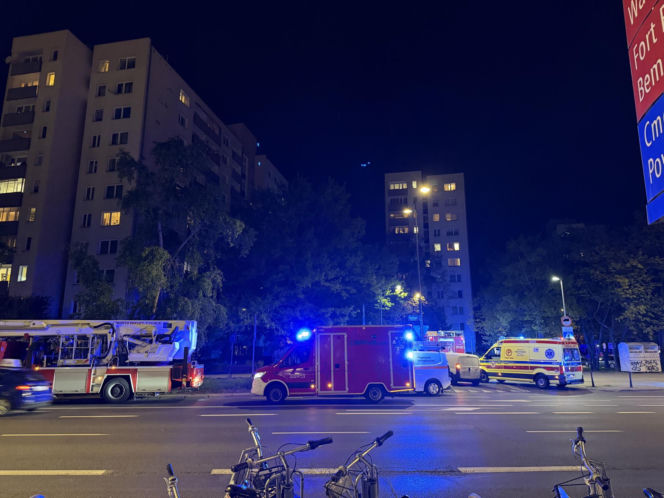 Nocny pożar mieszkania w Warszawie. Dwie osoby w szpitalu, ewakuowano mieszkańców