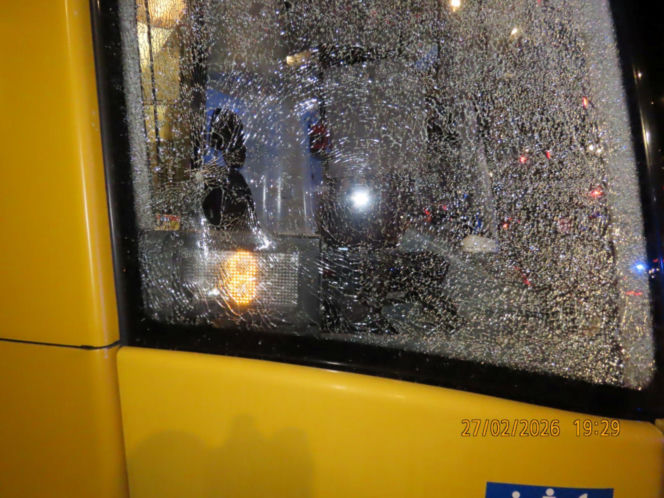 Uszkodzona szyba warszawskiego tramwaju