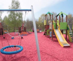 Różowy plac zabaw na Bielach. Nie da się go nie zauważyć 