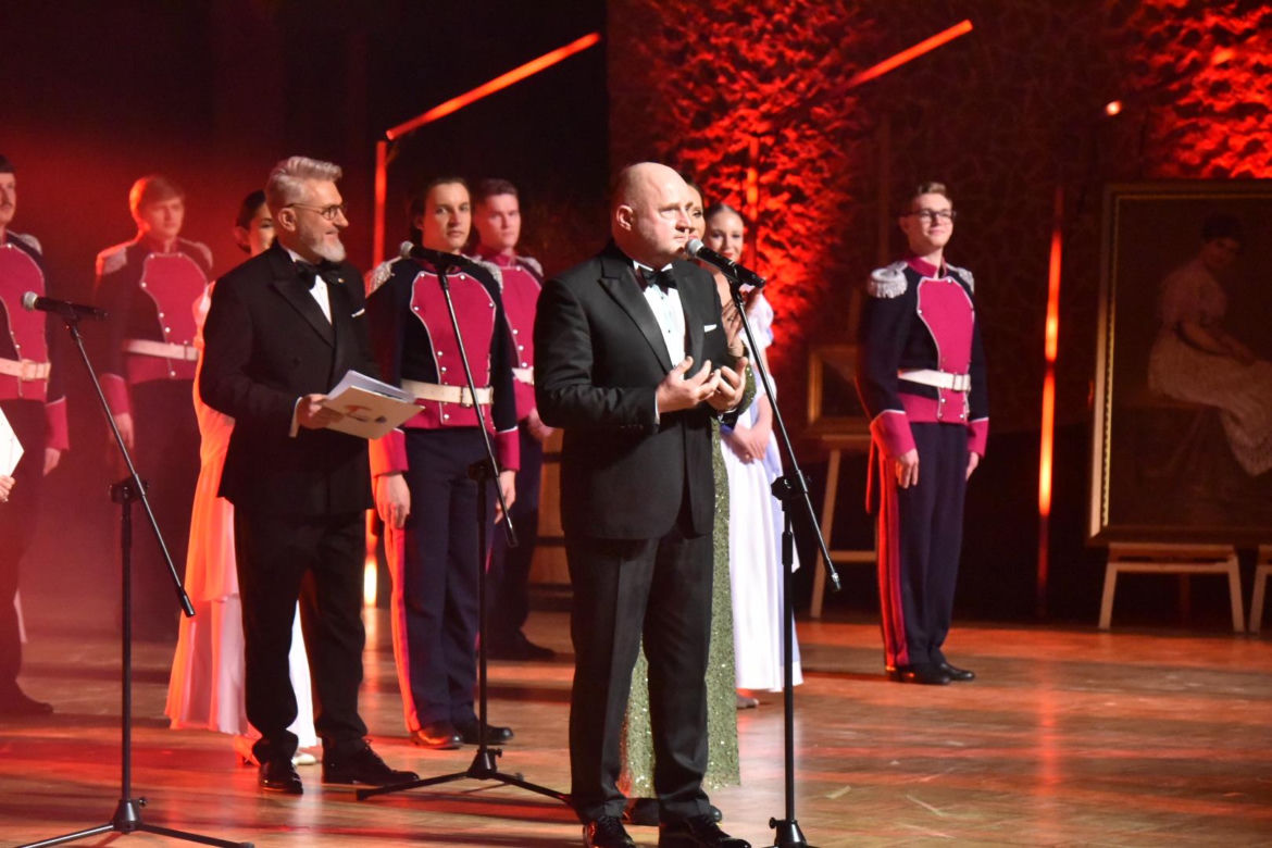 XIV Marszałkowski Bal Dobroczynny w CKK Jordanki. Zdjęcia ze środka. Efektowne kreacje VIP-ów