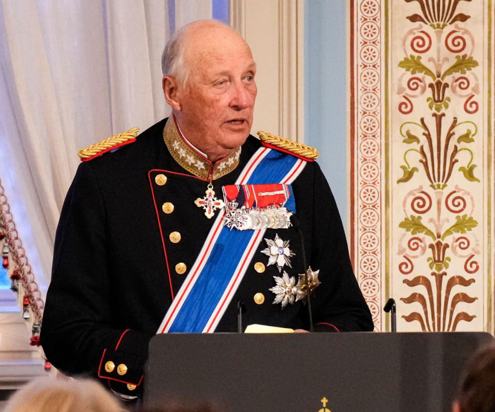 Król Norwegii Harald V w galowym mundurze przemawia przy pulpicie. O stanie zdrowia monarchy przeczytasz w serwisie Eska.