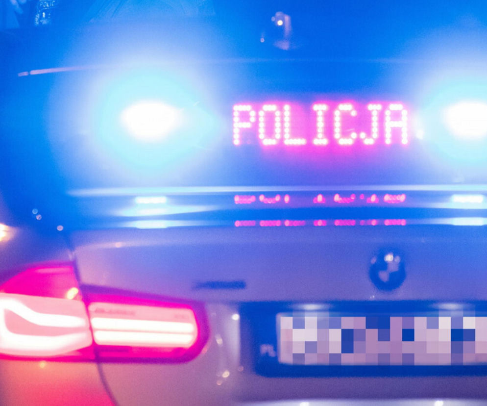 Dwóch rannych policjantów i roztrzaskane BMW. Wypadek w Wykrotach