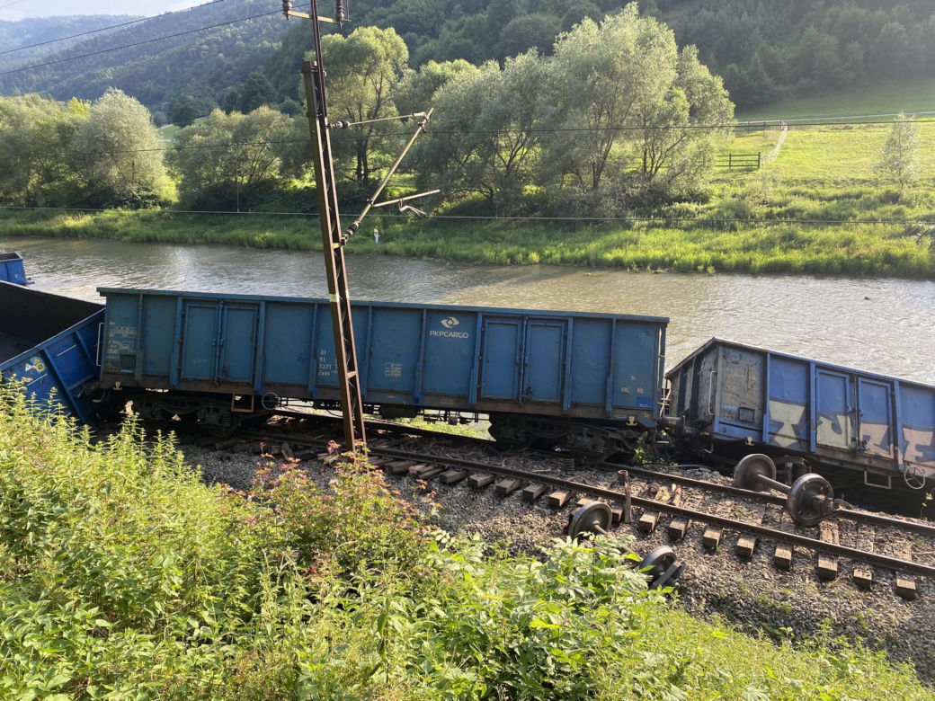 Pociąg wykoleił się i wpadł do rzeki! Groźny wypadek na torach
