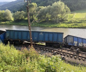 Pociąg wykoleił się i wpadł do rzeki! Groźny wypadek na torach