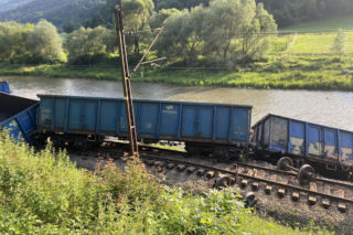 Pociąg wykoleił się i wpadł do rzeki! Groźny wypadek na torach