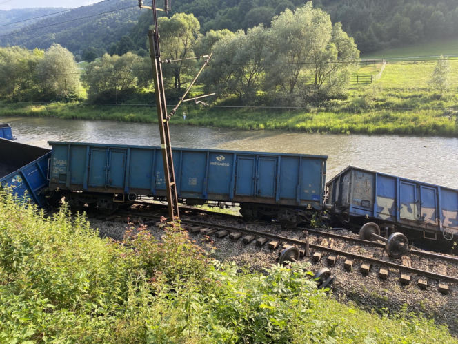 Pociąg wykoleił się i wpadł do rzeki! Groźny wypadek na torach
