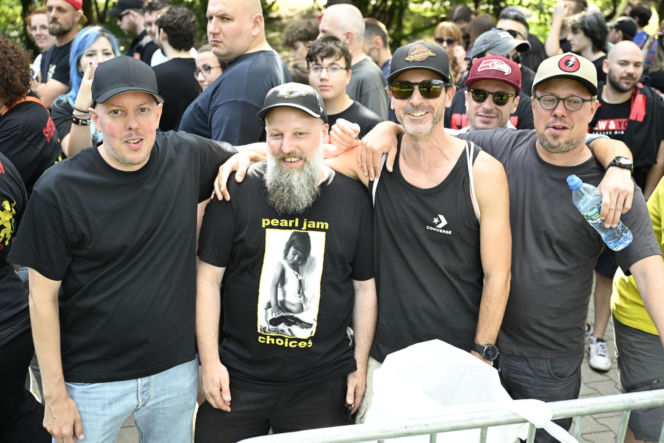 Fani i fanki czekają na System of a Down i Queens of the Stone Age! Zobacz zdjęcia spod PGE Narodowego