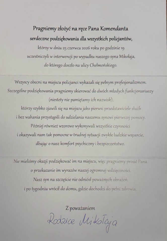 Rodzice chłopca, który wypadł z okna swojego domu na ul. Chełmońskiego, podziękowali siedleckim policjantom na szybką i sprawną pomoc