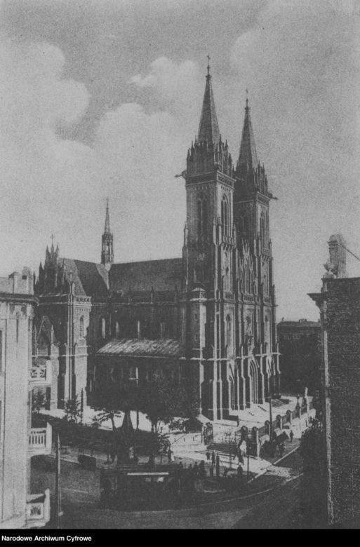 Widok na Plac Kościelny. Przed kościołem widoczny jadący tramwaj /1918 - 1939 