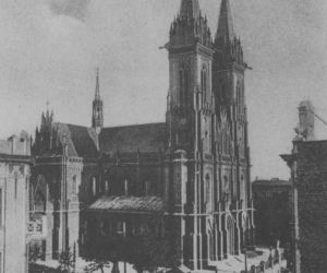 Widok na Plac Kościelny. Przed kościołem widoczny jadący tramwaj /1918 - 1939 