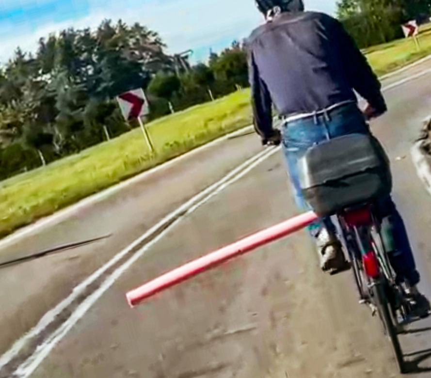 Rowerzysta z różową rurą paraliżuje drogę? Kierowcy dobrze go znają. To prowokator?