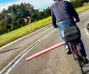 Rowerzysta z różową rurą paraliżuje drogę? Kierowcy dobrze go znają. To prowokator?