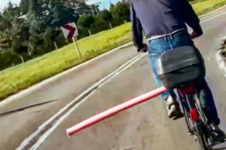 Rowerzysta z różową rurą paraliżuje drogę? Kierowcy dobrze go znają. To prowokator?
