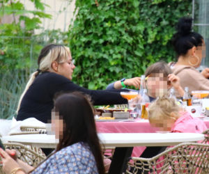 Ewa Farna z dziećmi w Sopocie. Bez komórki nie ma życia.