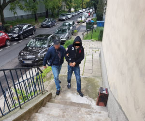 Gazem sterroryzowali optyka 