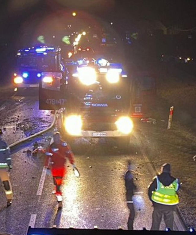  Śmiertelny wypadek pod Opocznem na drodze krajowej nr 12! Kierowca osobówki zginął w zderzeniu z ciężarówką [ZDJĘCIA]