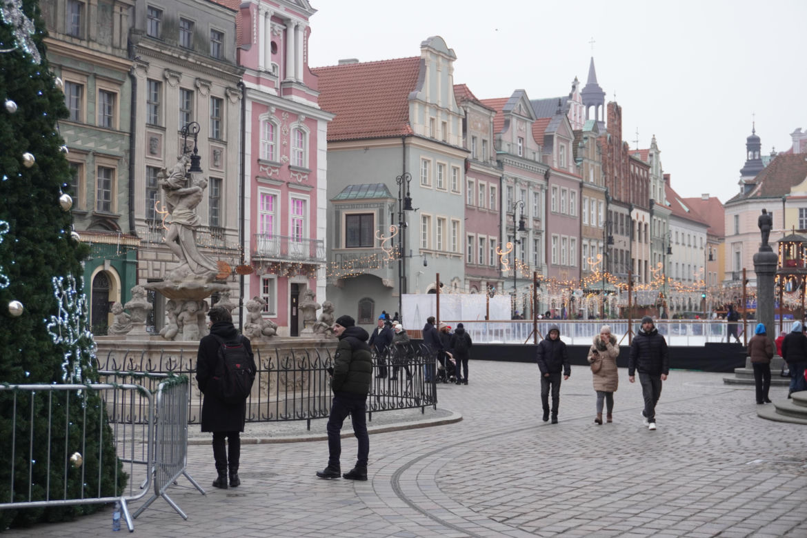 Tłumy ludzi na świątecznym spacerze na Starym Rynku w Poznaniu