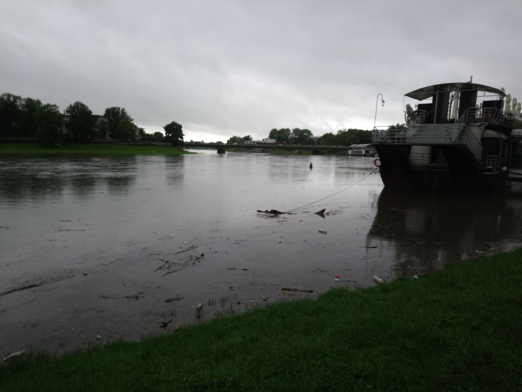 Ulewy w Krakowie 23.05.2019: Wylała Wisła, zalane są bulwary