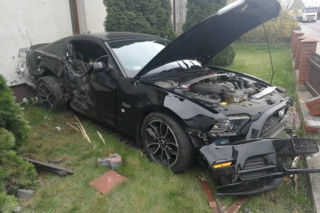 Kolejny Ford Mustang przebił ogrodzenie i zatrzymał się na budynku! Jest WIDEO z miejsca wypadku