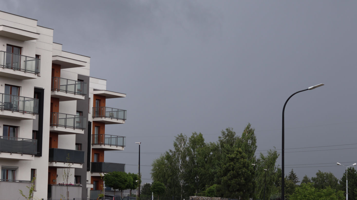 Burza nad Lublinem. Czarne chmury przykryły miasto, słychać grzmoty [GALERIA]
