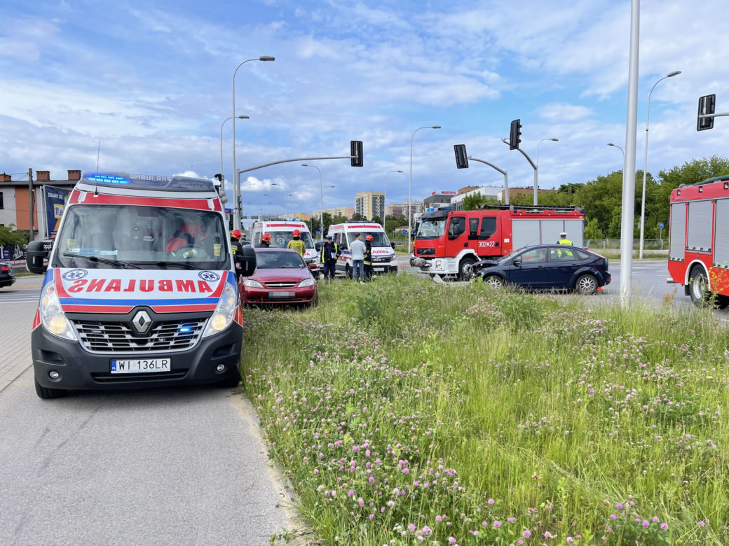  Kilkumiesięczne dziecko wyleciało przez okno samochodu. Przerażający wypadek na Bemowie
