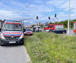  Kilkumiesięczne dziecko wyleciało przez okno samochodu. Przerażający wypadek na Bemowie