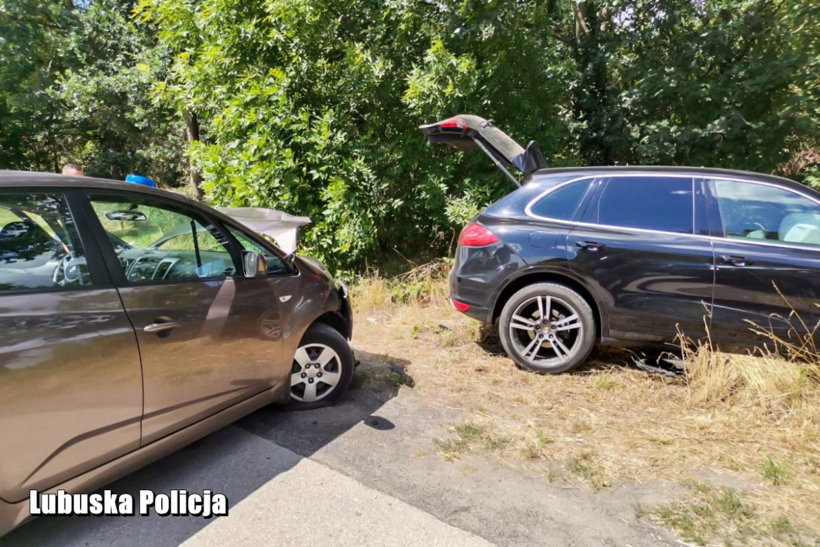21-latek staranował radiowóz kradzionym porsche
