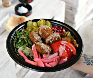 Pyszny, chrupiący i... idealny na lato. Zobacz, gdzie zjeść najlepszy falafel w Warszawie! [RANKING]