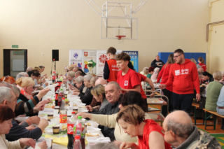 Spotkanie Wielkanocne w Wałczu zgromadziło ponad 100 osób, potrzebujących wsparcia i towarzystwa