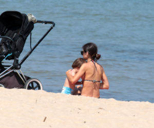 Marta Kaczyńska na plaży karmi dziecko piersią