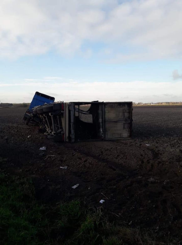 Tir w POLU, bus ZŁAMANY na pół. Wypadek na dk 74, cudem bez poważnych obrażeń! 