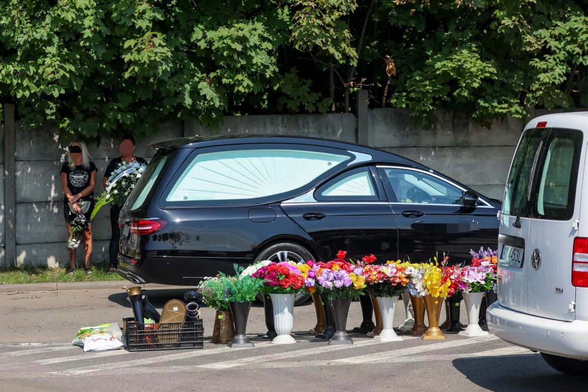 Pogrzeb 18-letniej Wiktorii. Biała urna z prochami spoczęła w grobie. Ból, który rozdziera serca