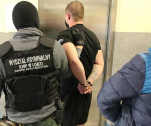 Łódź: Publikował zdjęcia policjantów i ich rodzin oraz nawoływał do prześladowania. Pokazał kastety i broń podpisując Wpadajcie pieski