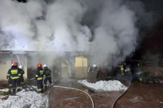 Groźny pożar domu pod Warszawą! Strażacy całą noc walczyli z ogniem. Przerażające ZDJĘCIA