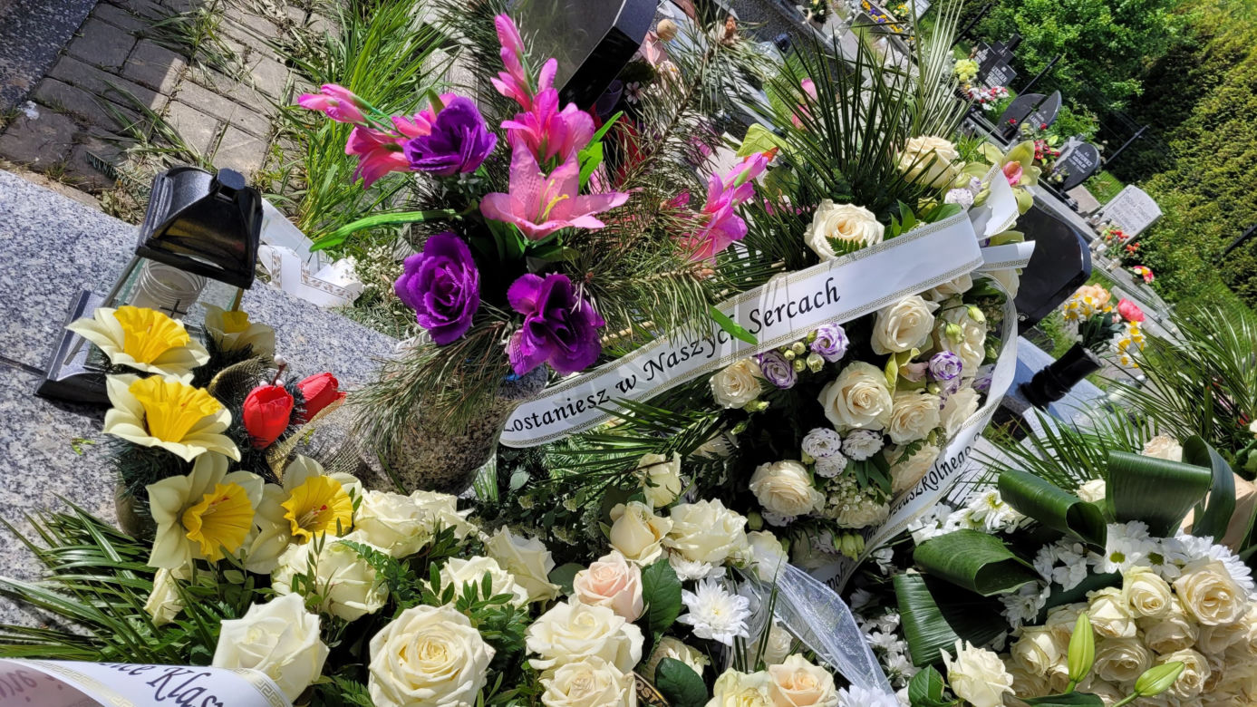 Grób 11-letniego Sebastiana zasypany białymi kwiatami. Mieszkańcy pamiętają o chłopcu