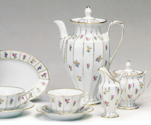 Porcelana Furstenberg. Biedermeierowski serwis Grecque w stylowej dekoracji kwiatowej Mille Fleurs.