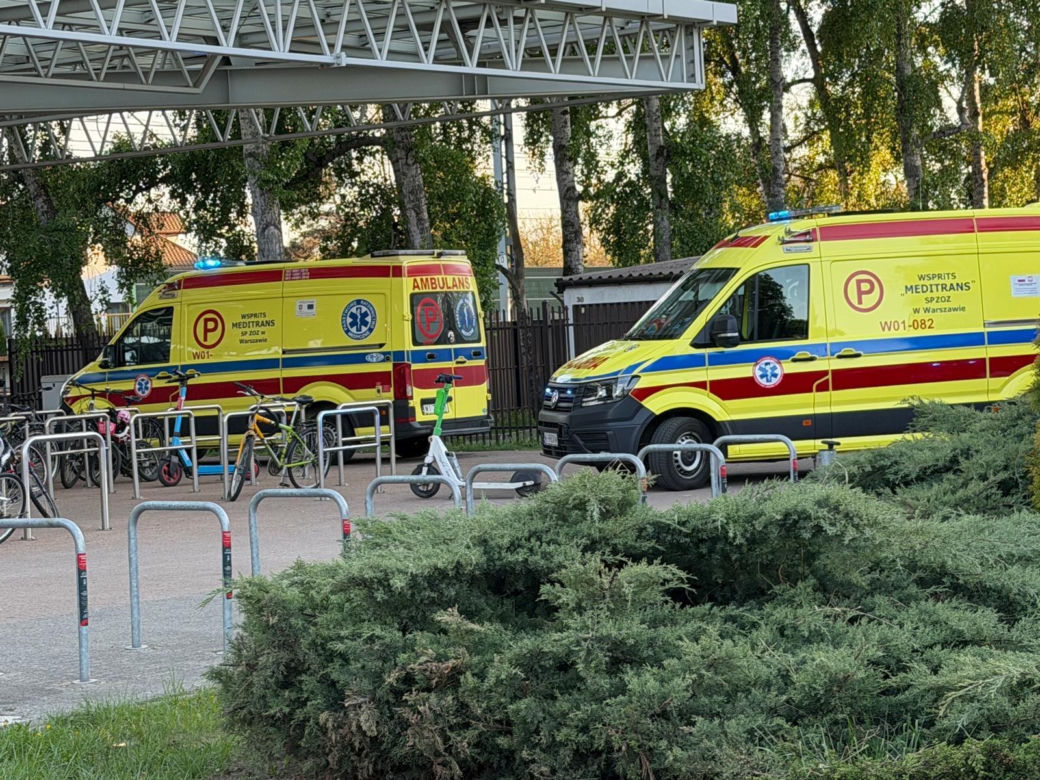 W kominiarkach wspinają się na pociągi i nagrywają. PKP ostrzega. Śmiertelny trend dotarł do Polski