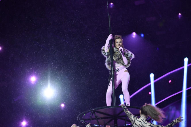 Sylwester z Dwójką. Doda przebierała się dwa razy. Zapięta pod szyję wyglądała obłędnie!