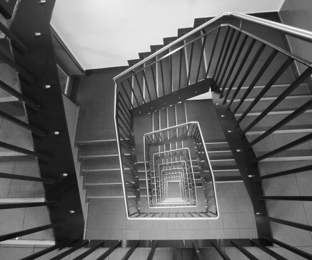 Rozpaczliwie wołanie o pomoc niosło się po klatce przez kilka godzin. Zareagowała tylko jedna osoba