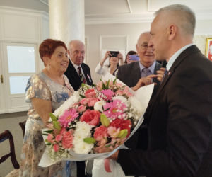 Pamiątkowe medale, legitymacje i kwiaty z okazji 50-lecia pożycia małżeńskiego odebrało w Siedlcach osiem par