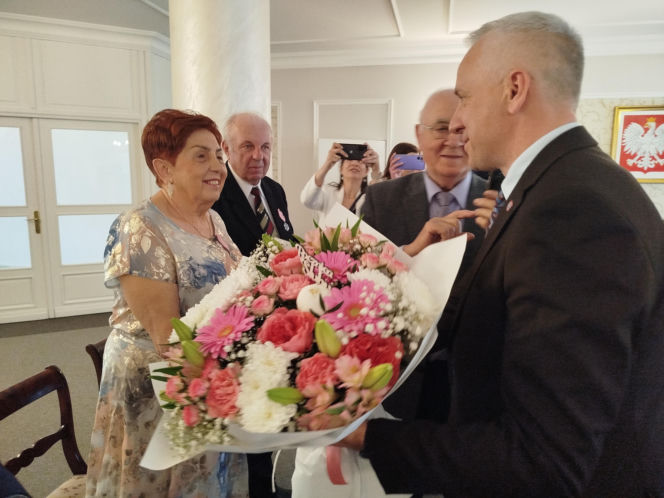 Pamiątkowe medale, legitymacje i kwiaty z okazji 50-lecia pożycia małżeńskiego odebrało w Siedlcach osiem par