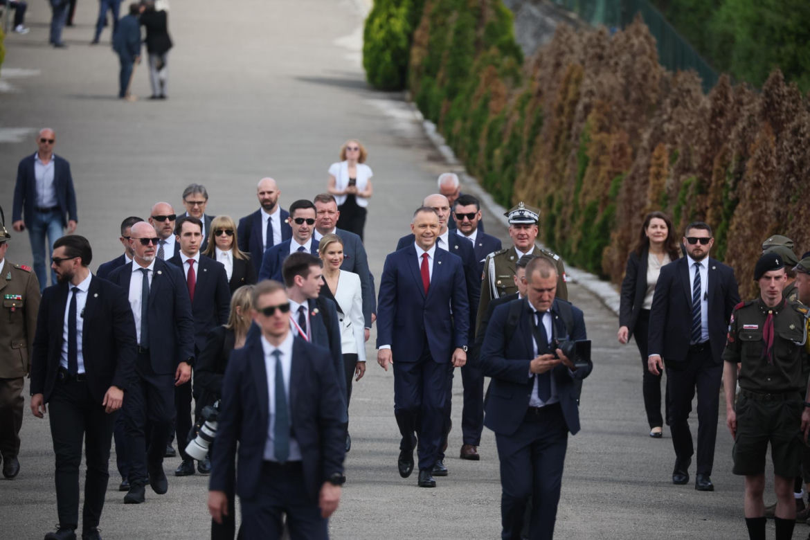 Prezydent RP Karol Nawrocki i pierwsza dama Marta Nawrocka podczas polowej mszy świętej na Polskim Cmentarzu Wojennym pod Monte Cassino