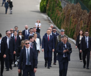 Prezydent RP Karol Nawrocki i pierwsza dama Marta Nawrocka podczas polowej mszy świętej na Polskim Cmentarzu Wojennym pod Monte Cassino